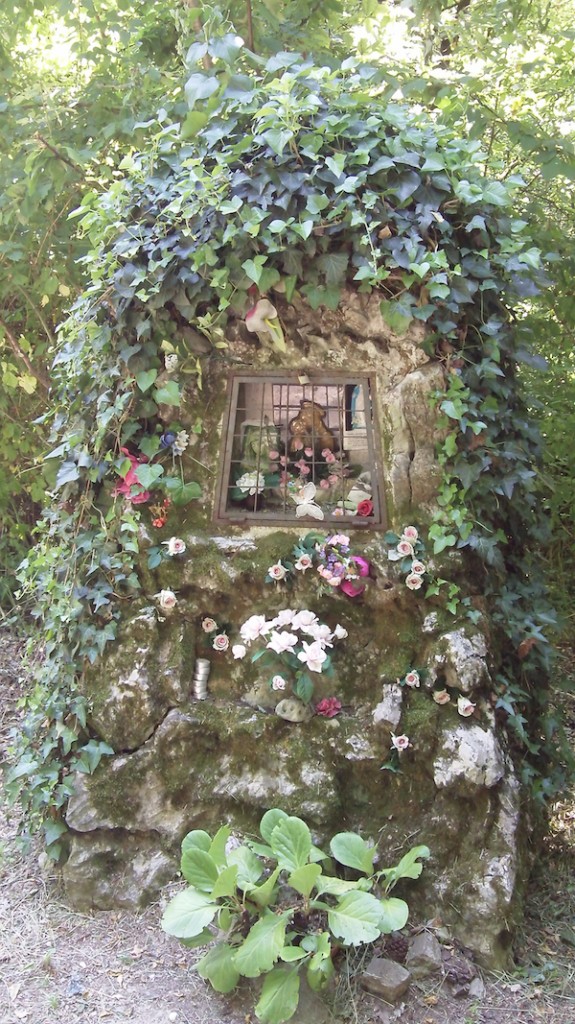 On the path that descends down to the bay, I found this beautiful little shrine.